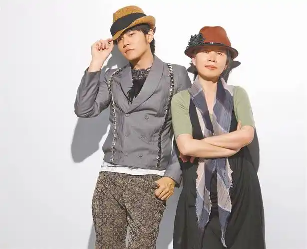 "周杰伦概念股"港交所上市首日股价飙升,妈妈叶惠美跻身亿万富豪_传奇