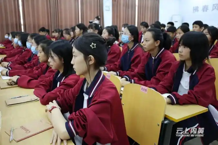 河南省安阳市内黄县人民法院刑事审判庭副庭长赵娜来到该县实验中学