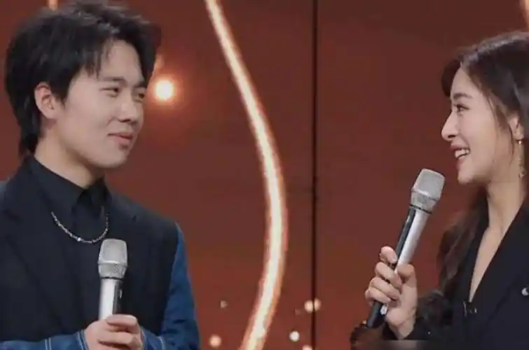 彭冠英张含韵 彭冠英看张含韵眼神-泛经验