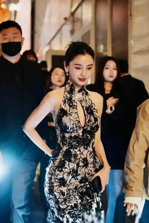 但从近距离观察,可以看出杨颖的面部状态并不如以前,法令纹和鱼尾纹都