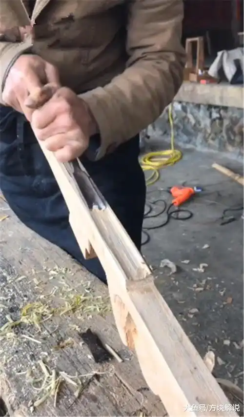 还记得那个给孙子造m24的爷爷吗这次他又用竹子造了awm