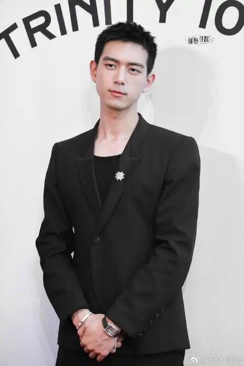 李现超话lx#李现 妆感很淡纯靠脸#lx#李现客串摄影师#李现素颜寸头生