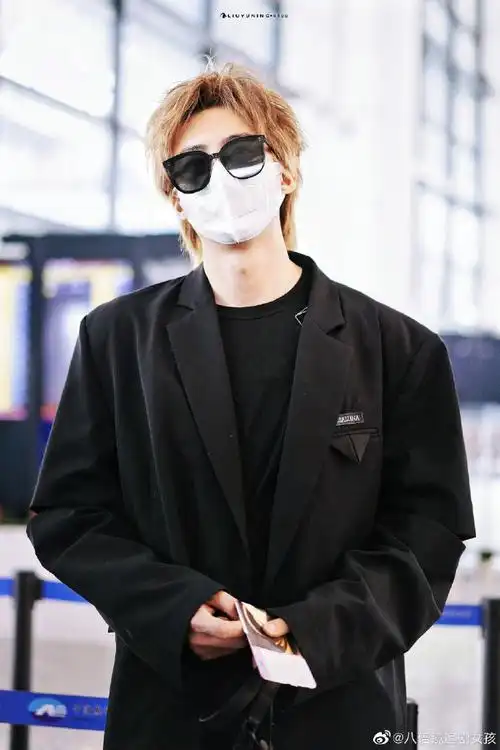 刘宇宁黑色西装机场出发路透##刘宇宁金发黑西装造型