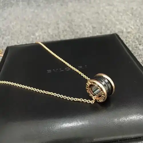 1宝格丽项链如果是真的话,其质感很强,就拿纯银的来讲,其看上去就没有