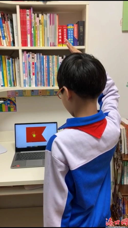 小学生向队旗敬礼.