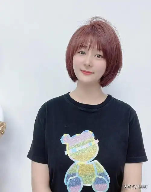 短发造型2022年最新款女图片减龄,最火短发减龄发型(15款最火短发送给