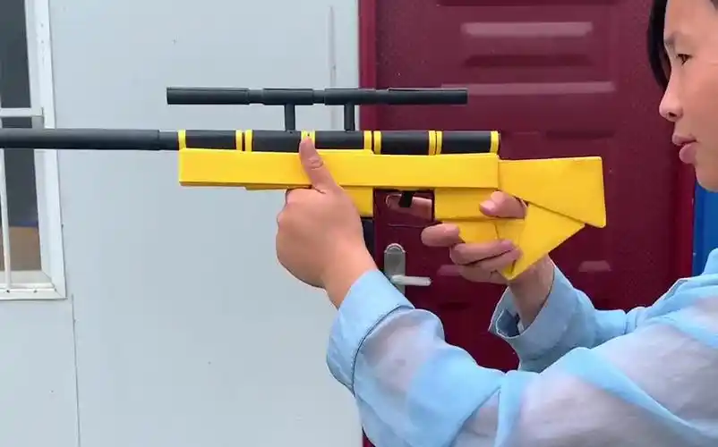 【变废为宝】折纸做一把awm狙击手玩具枪,多做几把可以跟小伙伴们玩