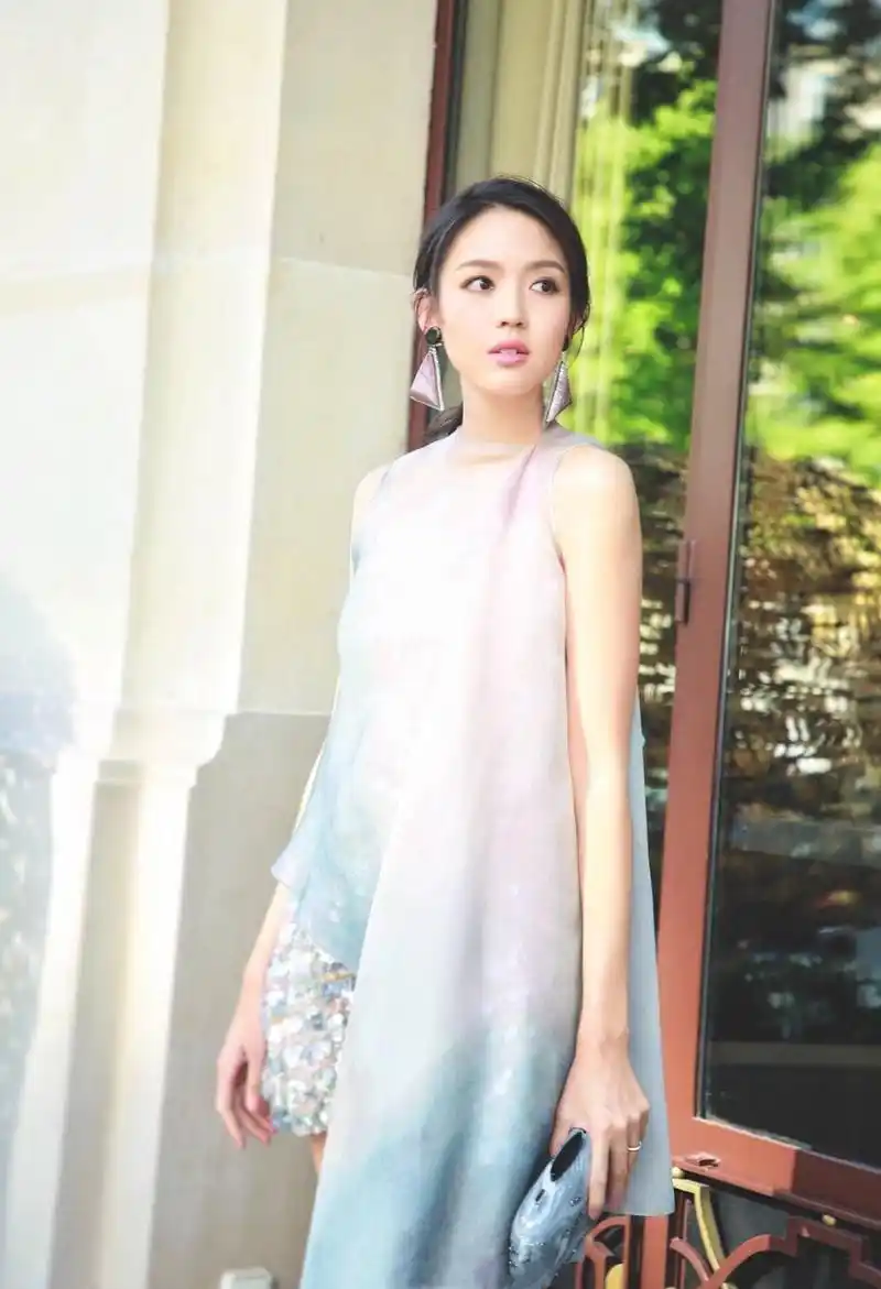 世界小姐张梓琳气质多好连衣裙配及膝靴除了她没人敢尝试
