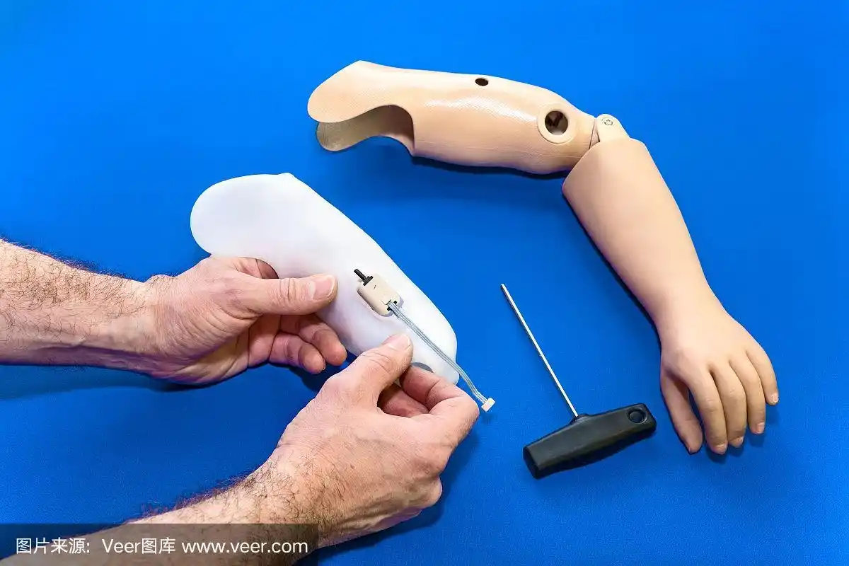 近距离组装假臂的手.