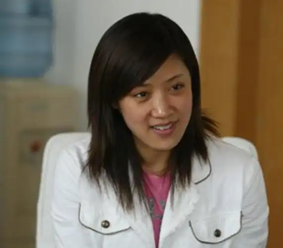 陌生,但她出演的公益广告你肯定看过,广告中尤浩然端着洗脚水走过走廊