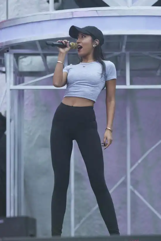 灰色的露肚脐装搭配黑色紧身裤,这样的吉克隽逸看起来身材真的超好.