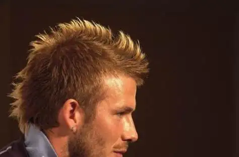 请位高人帮我设计个发型,,,顺便给个价钱吧,谢谢