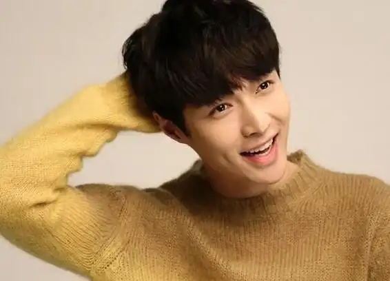 韩国出道的张艺兴以前交往的前女友叫李琪琪,他们之间谈恋爱有五年