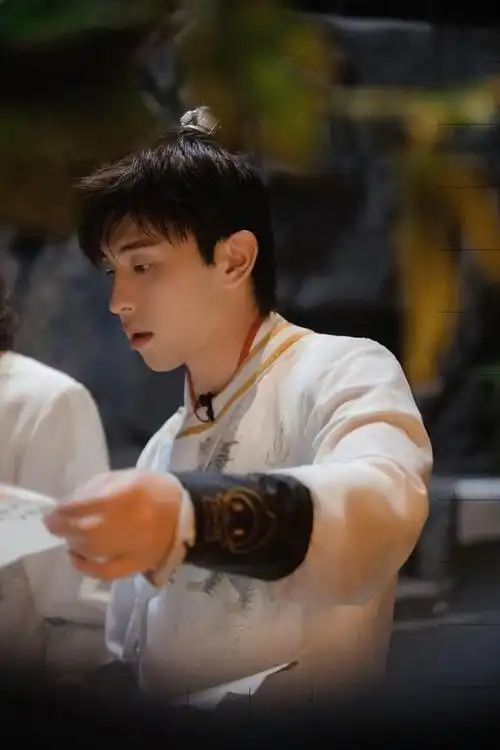 210622 邓伦《密室大逃脱》剧照公开 古装 玩具枪反差感十足