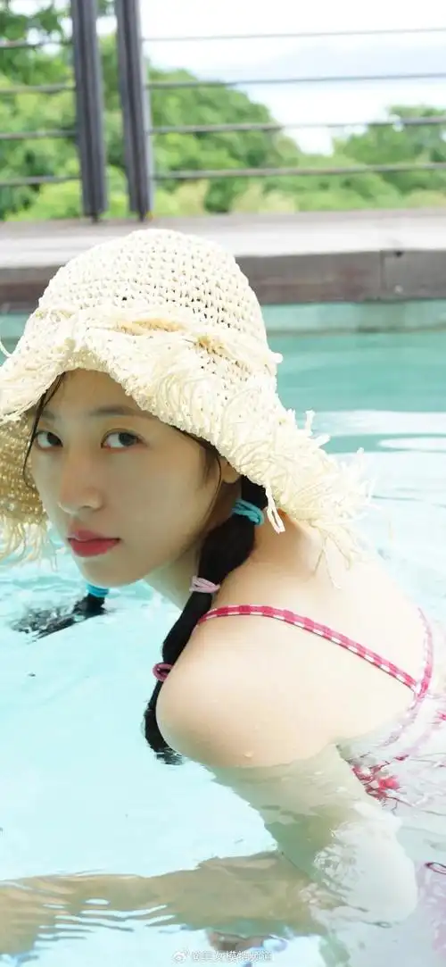 周雨彤玫红色泳装旧照__财经头条