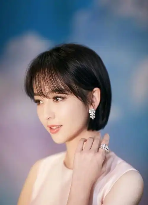 35岁佟丽娅晒最新美照清爽短发造型美出来新天际