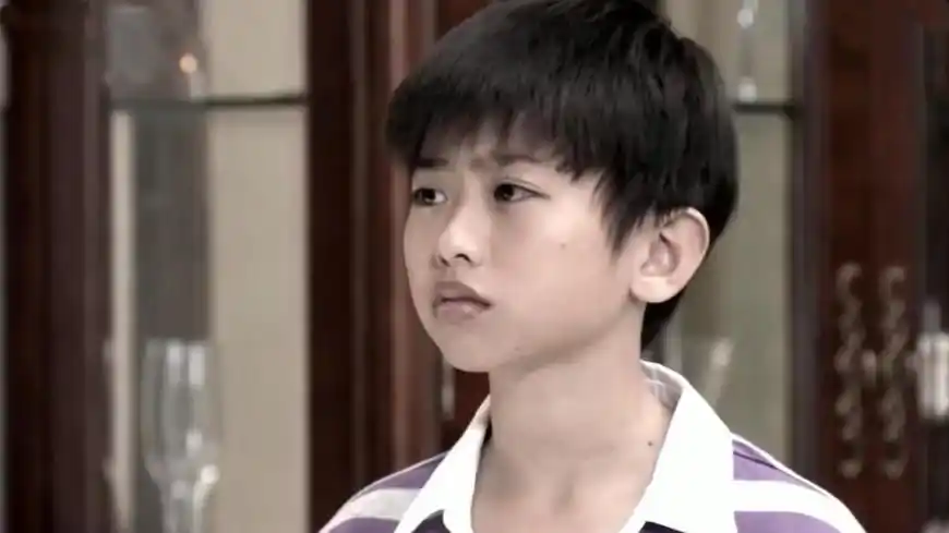 意外的是小时候的蔡徐坤就很有镜头感,无论是自拍照还是他人拍的照片