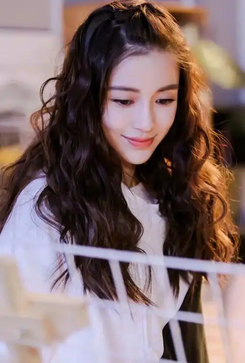 女明星泡面头发型大比拼,复古又可爱,你更喜欢谁?