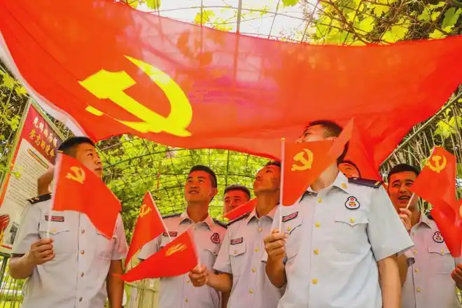 建党100周年我与党旗合影用镜头定格信仰