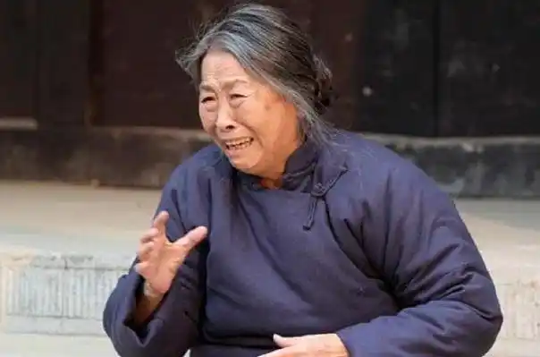 82岁的她拼命拍戏为儿子,却被儿子赶出家门,生病无人看管