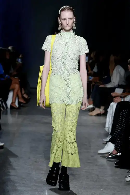 2023年春夏趋势:尽情欢愉,美好复苏_元素_armani_透视