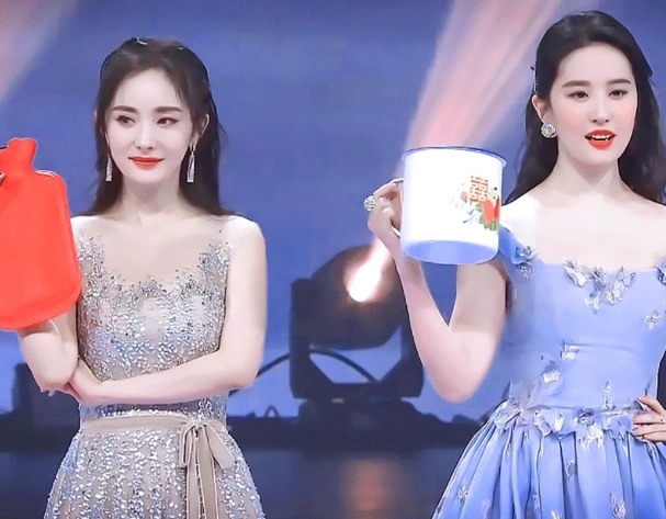 刘亦菲才是真正的"生图杀手",镜头特写与杨幂同框,p都不敢这样p