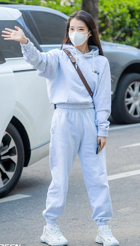 卫衣不要再配牛仔裤了!试试iu李知恩这样穿,时髦又舒适