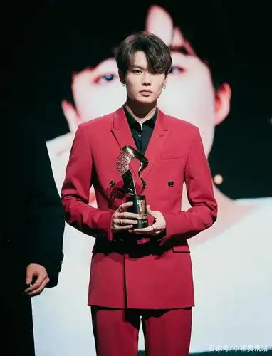 林彦俊真空西装出席活动 驾驭枫叶红演绎绅士魅力