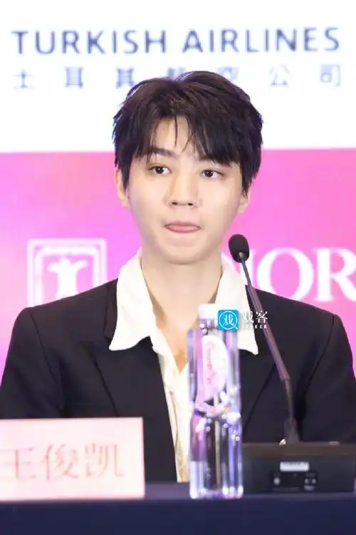 《刺猬》见面会生图96王俊凯77立麦话筒77红色名牌,周正包周正