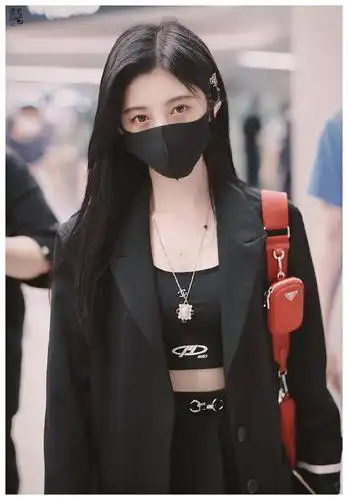 鞠婧祎不愧是四千年美女,无论是御姐风高冷,还是甜美风都能驾驭