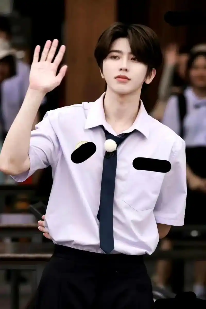 蔡徐坤母亲徐静早年热舞视频曝光:当儿子朋友面扭动身体不忍直视