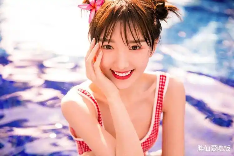 毛晓彤晒出自已夏天的泳衣照,满满的夏天气息,有谁注意到她放水里的腿
