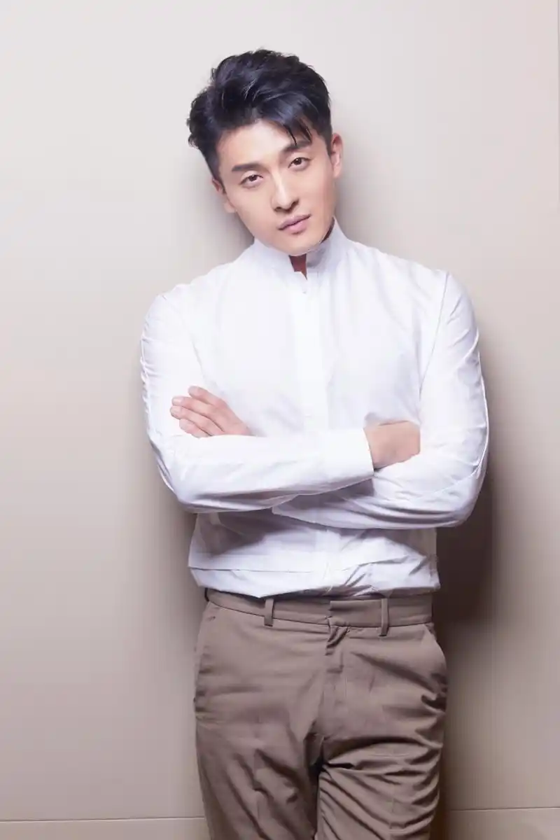 他是《爱情公寓》里幽默风趣的吕子乔,他是《步步惊