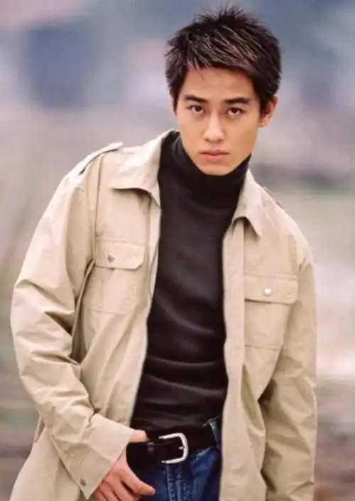 他从小就是校草,19岁登上荧屏,如今30多岁转型当导演_王小毅