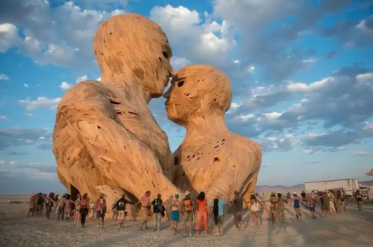 摄影师拍摄历年美国西部内华达州火人沙漠文化节