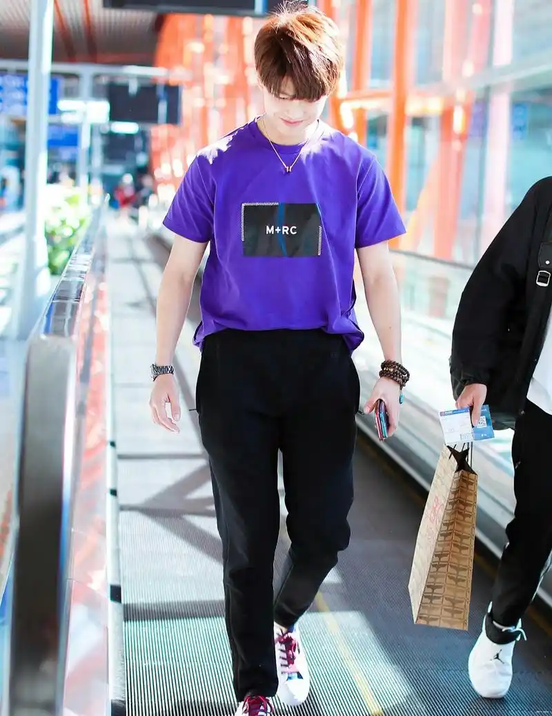 近日任嘉伦现身机场,看他迎着阳光的颜值真的太高了,而且这样看着嫩的