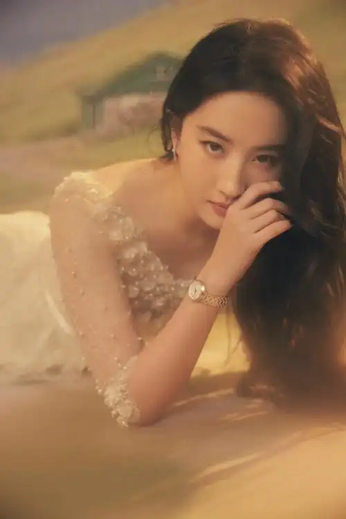 刘亦菲最新大片 白色珍珠礼裙搭配披肩卷发,气质温柔!__财经头条