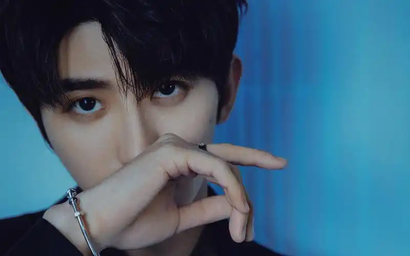 桌面壁纸 明星图片 > 正文  本文 帅气简单蔡徐坤壁纸_超帅气的正装