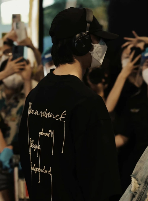 刘耀文现身海口,all black造型帅爆,将录《萌探探探案2》_腾讯新闻