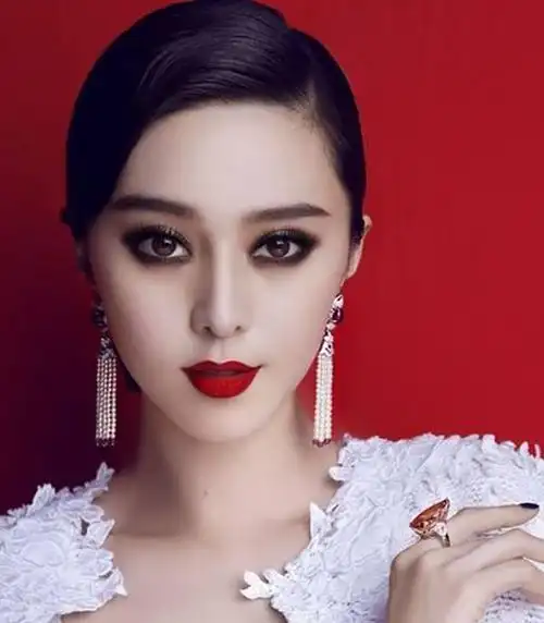 才会比常人白上好几个色号~众所周知,范冰冰的美白