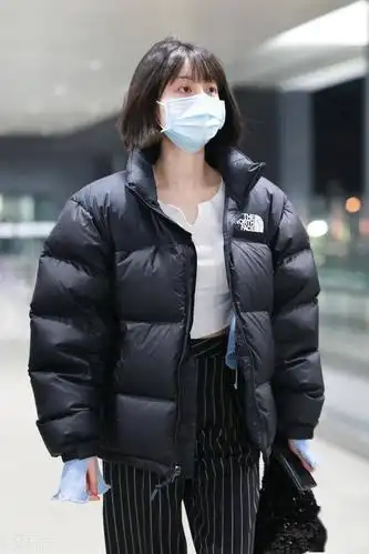 李溪芮黑白穿搭现身机场,搭配黑色条纹裤尽显好身材