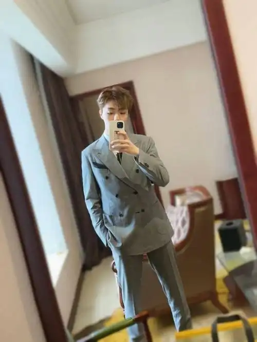 陈立农更博送来最新造型的对镜自拍 帅哥西装革履的样子好迷人