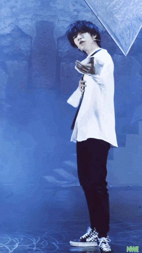 物料|破风直拍贺峻霖gif,咬丝带