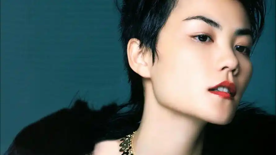 拍片活力似少女 王菲仍是"手舞足蹈"的老王