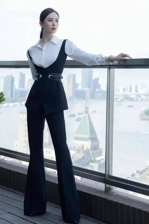 刘诗诗仙女的气场,结合扎腰方式,凸显出腰际线,能够打造出优越的身材