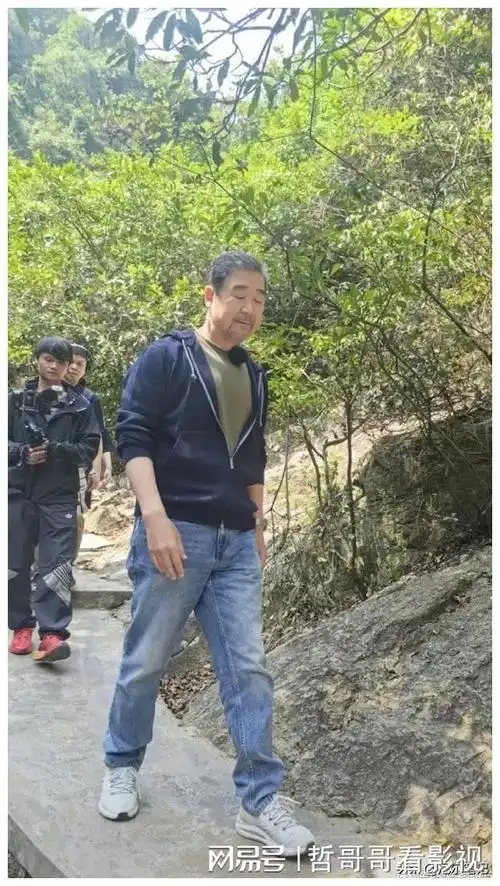 张国立爬山被偷拍后脑勺露出头皮网友瘆人汗毛立起来了