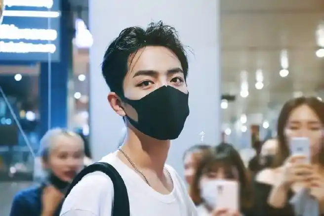 肖战名场面之机场大背头一秒沦陷  可狼可奶 气质这一块拿捏亖亖的!