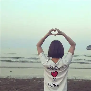 女生比心照片头像