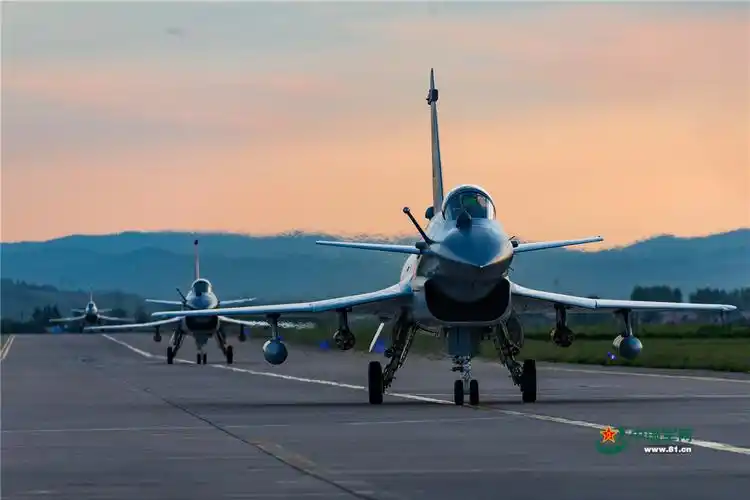 歼-10b飞机在训练.杨盼 摄