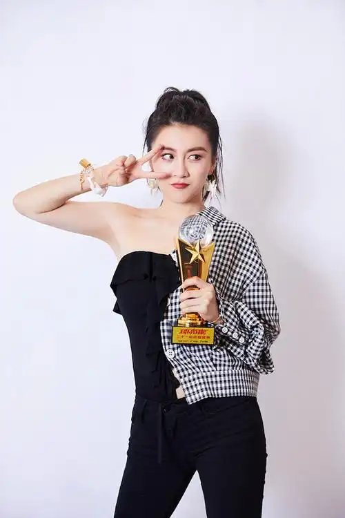 李嘉格音乐先锋榜斩获最佳现场演绎奖电音女王引爆现场